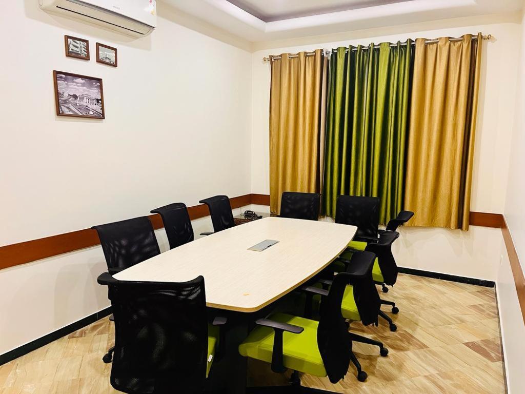 Hotel Dr Rajkumar International Бангалор Экстерьер фото